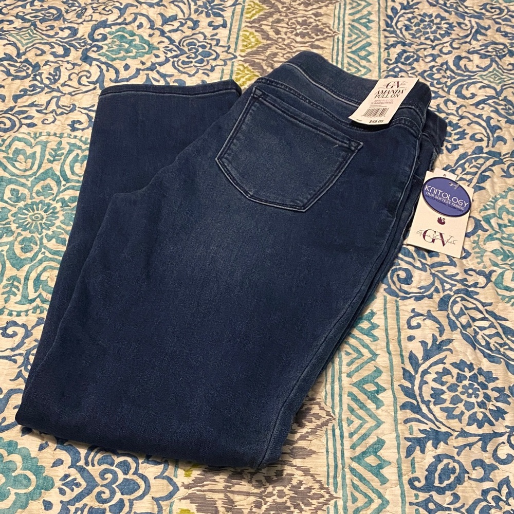 Gloria Vanderbilt Deep Blue Slim leg Jeans. Medium
